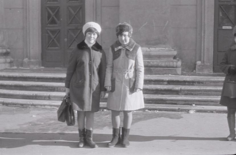 Éva Schmidt (right) as a Leningrad student