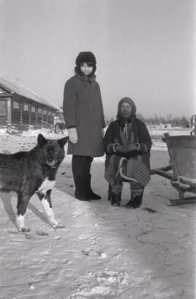 Taisija Seburova with her mother, Matrёna Grigor’evna. Tugijany, 1970. Photo: Éva Schmidt.