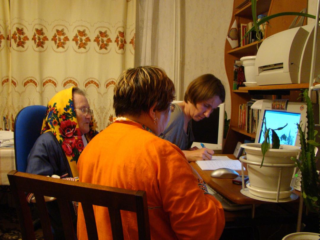 Processing of Éva Schmidt’s photos in Kanty-Mansijsk, 2009. 08. 05. Left to right: Pelageja Alekseevna Griškina, Ljudmila Kalistratovna Zubakina, Eszter Ruttkay-Miklián. Photo taken by László Fejes